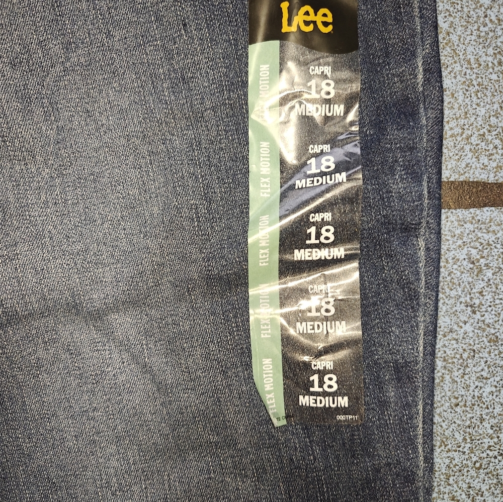 Lee Women's Regular Fit Mid Rise Capri Blue Jeans Size 18 - Picture 6 of 10